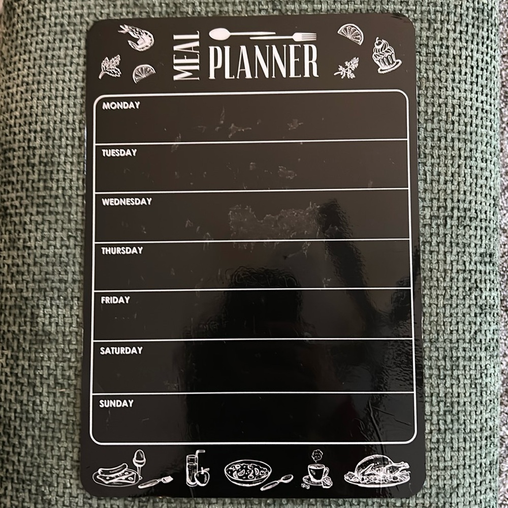 Magnetic weekly meal planner for fridge.